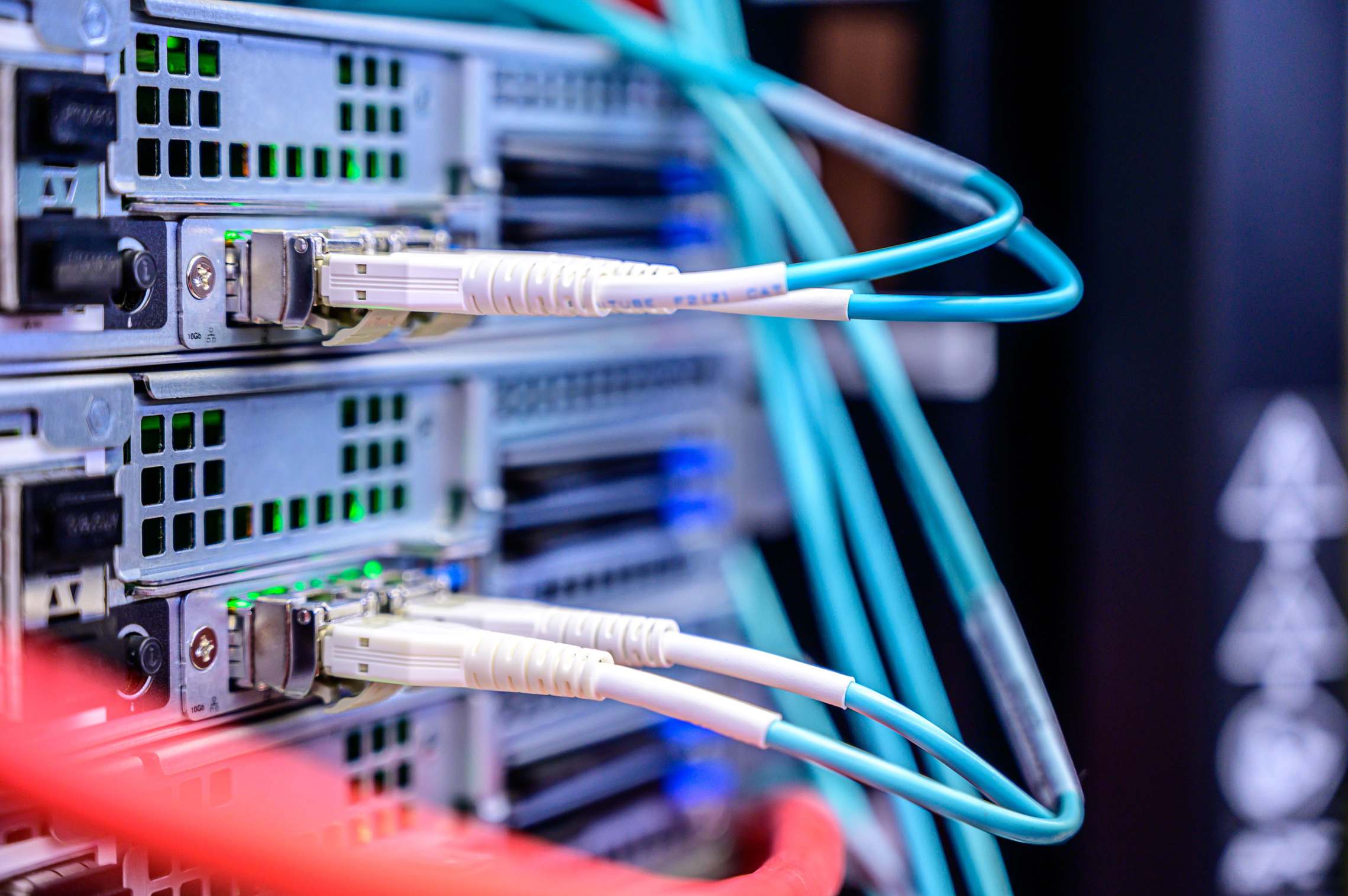 Server-Rack mit Netzwerkkabeln aus der Nähe, Rechenzentrum und Ethernet